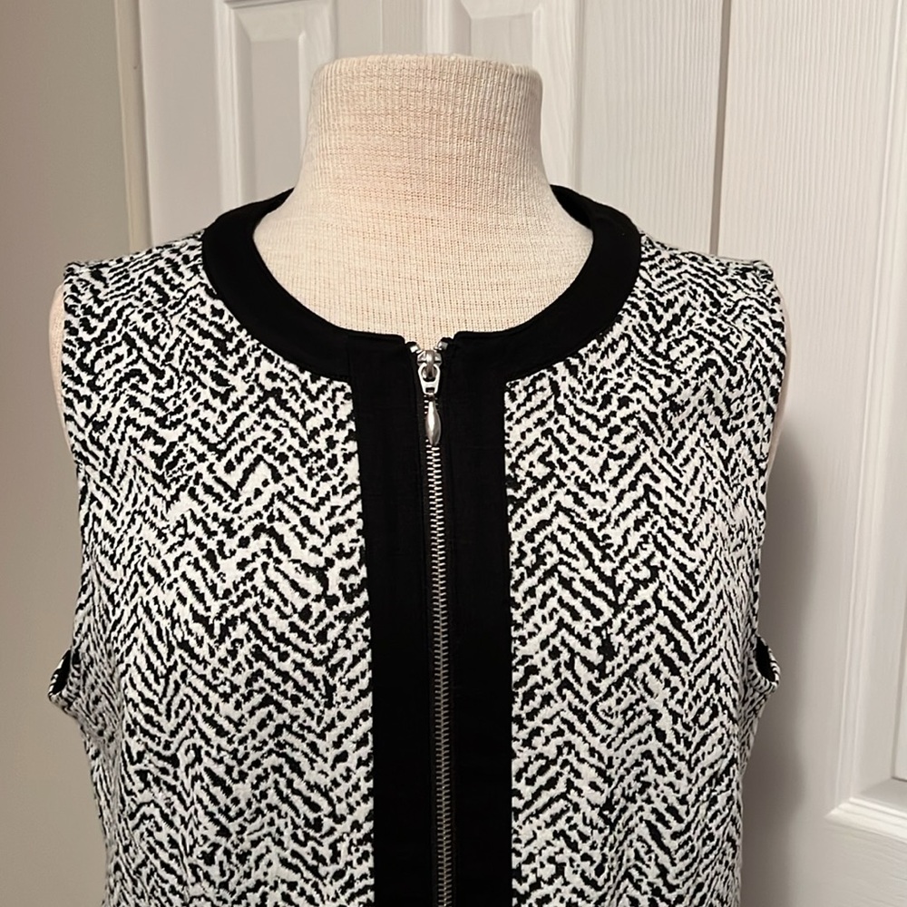 Chico’s Modern Chevron Calista Pattern Black Zip Up Vest NWT Size 1 (Small)